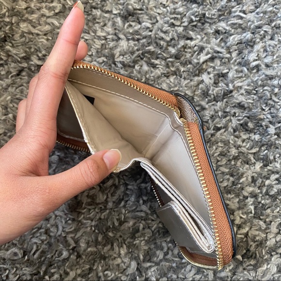 ‼️SOLD‼️ Guess Compact Wallet - Picture 4 of 8